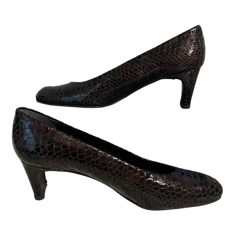 Stuart Weitzman Chicpump Heels Size 7 AAAA Narrow Brown Snake Embossed Low Heel